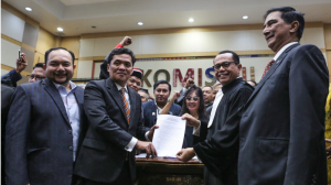 Ketua Komisi III DPR Habiburokhman (kedua kiri) menerima rekomendasi dari Ketua Umum Dewan Pimpinan Nasional Perhimpunan Advokat Indonesia (PERADI) Juniver Girsang (kedua kanan) usai Rapat Dengar Pendapat Umum (RDPU) dengan Komisi III DPR di Kompleks Parlemen, Senayan, Jakarta, Senin (21/7/2025). 