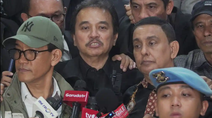 Pakar Telematika Roy Suryo usai menjalani pemeriksaan tim penyidik Polda Metro Jaya di Gedung Dirreskrimum Polda Metro Jaya, Jakarta, Kamis (13/11/2025). Roy Suryo Cs menjalani pemeriksaan sebagai tersangka dalam kasus dugaan tuduhan ijazah palsu Presiden ke-7 RI Joko Widodo (Jokowi) selama 9 jam 20 menit. Artikel ini telah tayang di Tribunnews.com dengan judul Apakah KUHAP Baru Untungkan Roy Suryo Cs? Ini Penjelasan Komisi III DPR RI, https://www.tribunnews.com/nasional/7756226/apakah-kuhap-baru-untungkan-roy-suryo-cs-ini-penjelasan-komisi-iii-dpr-ri#google_vignette. Penulis: Galuh Widya Wardani Editor: Wahyu Gilang Putranto